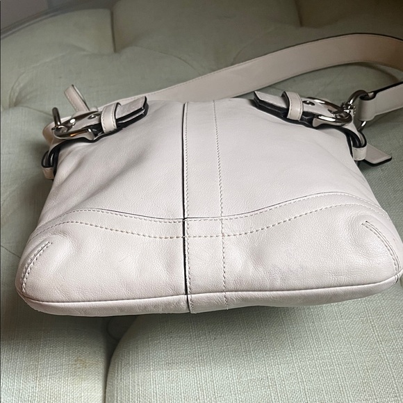 Vintage Coach White Leather Shoulder Bag
With Silver Tone Buckles And Rings - Picture 7 of 12